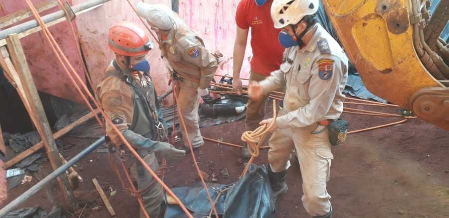 Após 4 dias de trabalho, bombeiros resgatam cadáver em poço em Campo Mourão