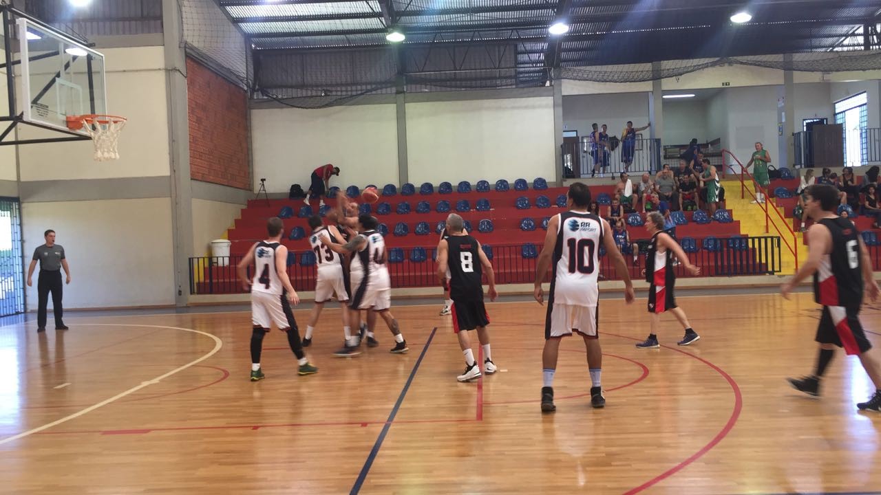 Torneio master de basquete reúne mais de 200 veteranos