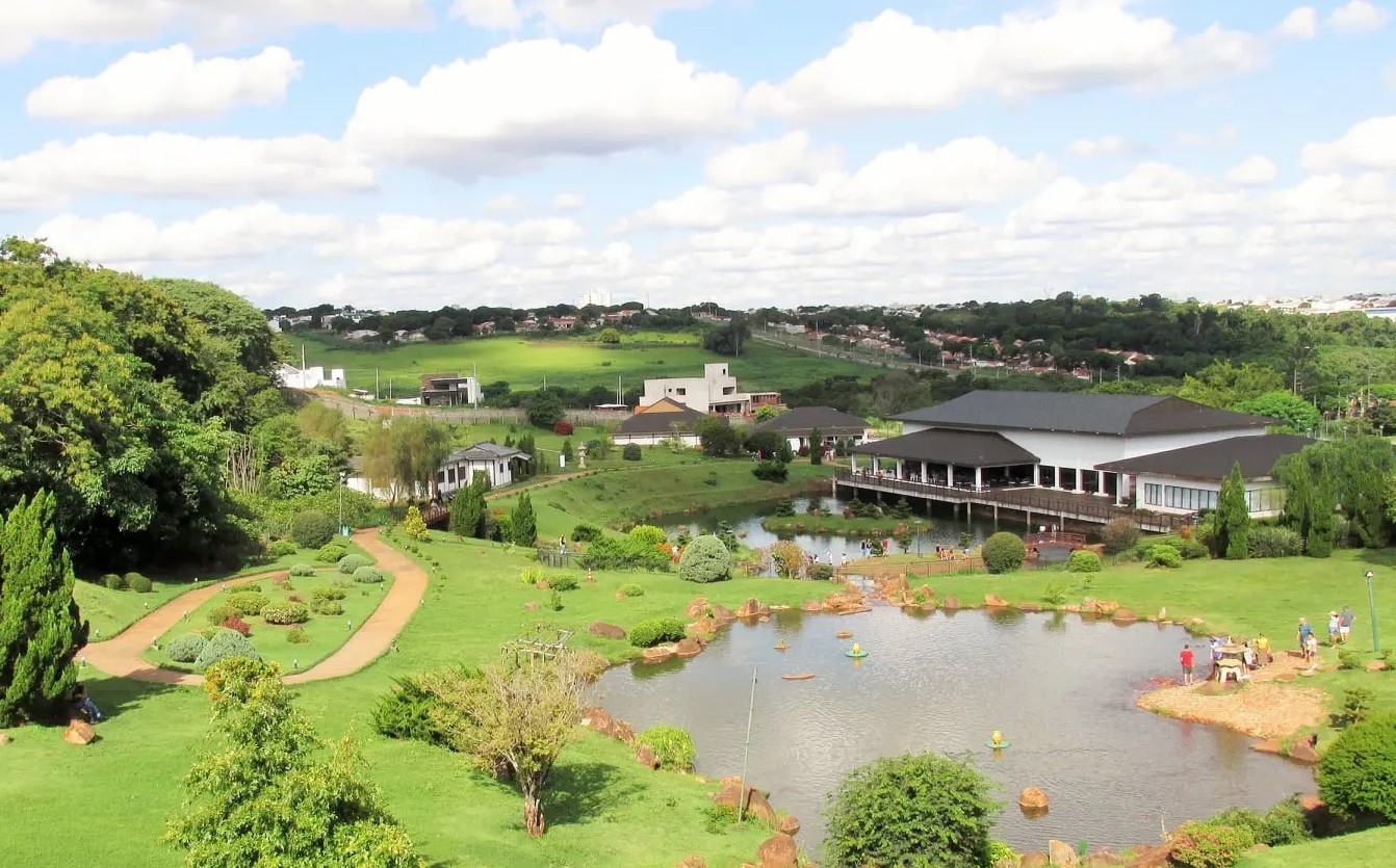 Sol aparece entre nuvens nesta quinta-feira e máxima é de 31°C em Maringá