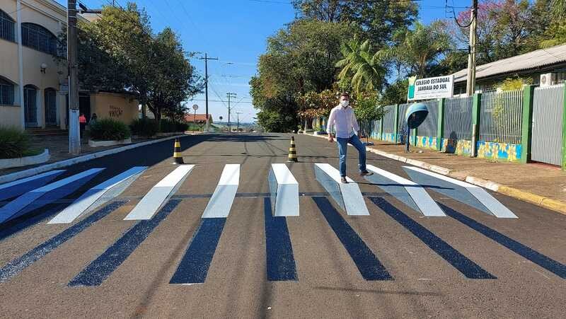 Faixa de pedestres em 3D chama a atenção em rua de cidade da região