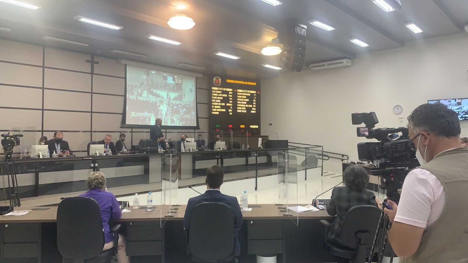 Sessão tumultuada: vereadores retiram de pauta requerimento de Cris Lauer