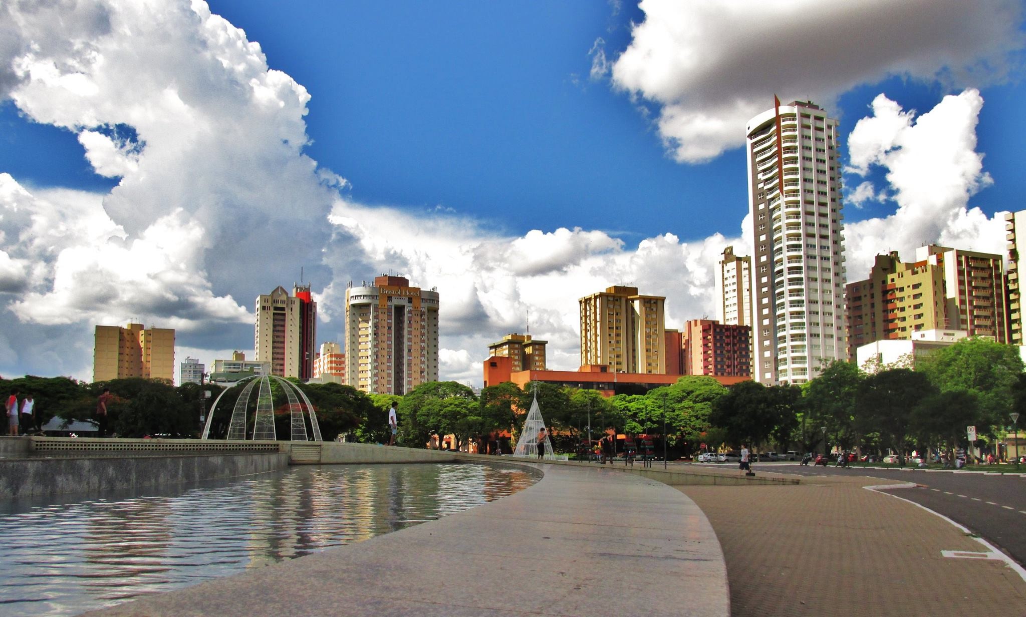 Com dia ensolarado, máxima chega a 32ºC em Maringá nesta sexta-feira (27)