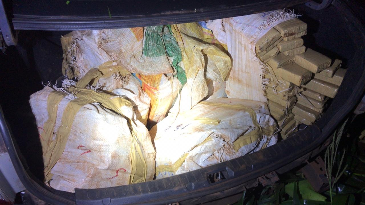 PRE apreende 173 Kg de maconha dentro de porta-malas