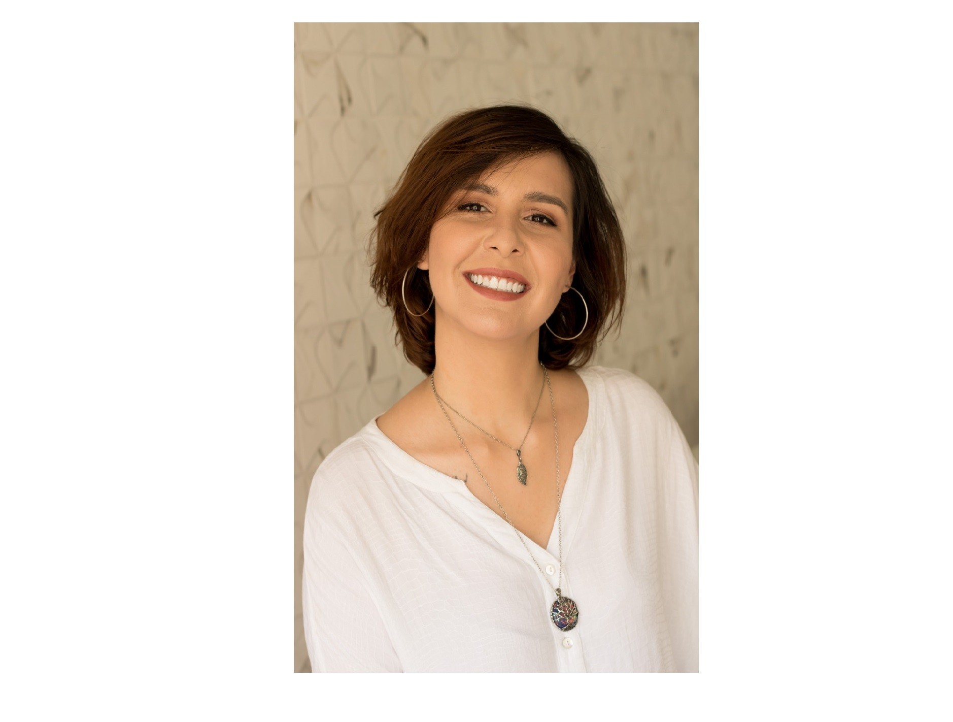 Escritora lança livro “A mulher que ri” na biblioteca centro