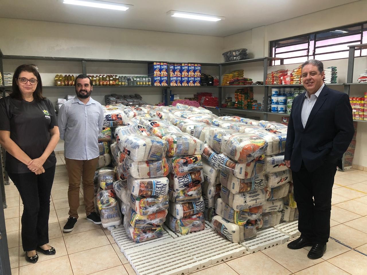 Operadora de plano de saúde doa toneladas de alimentos a entidades