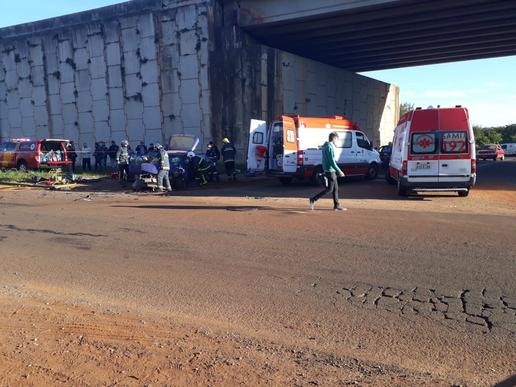 Três pessoas ficam feridas em acidente numa marginal do Contorno Norte
