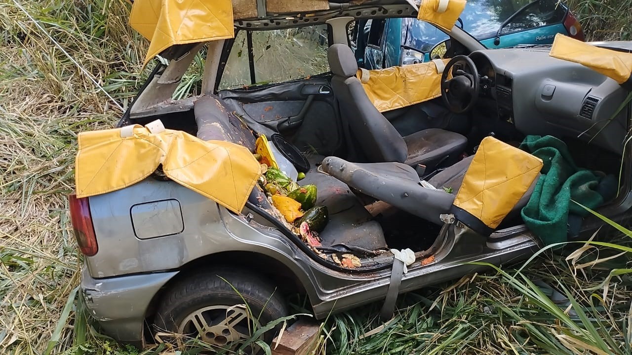 Dois carros caem de ribanceira na BR-376