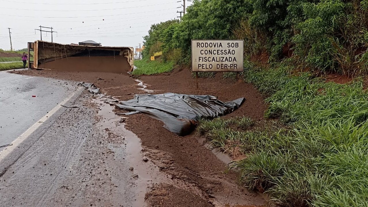 Trecho da BR-376, entre Sarandi e Marialva, fica completamente interditado por quase duas horas após acidente envolvendo carreta