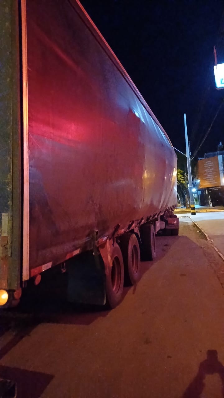 PRF aborda carreta com carga de refrigerante prestes a cair