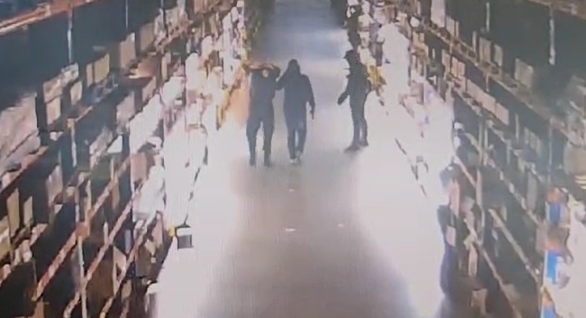 Polícia divulga imagens de suspeitos roubando centro de distribuição