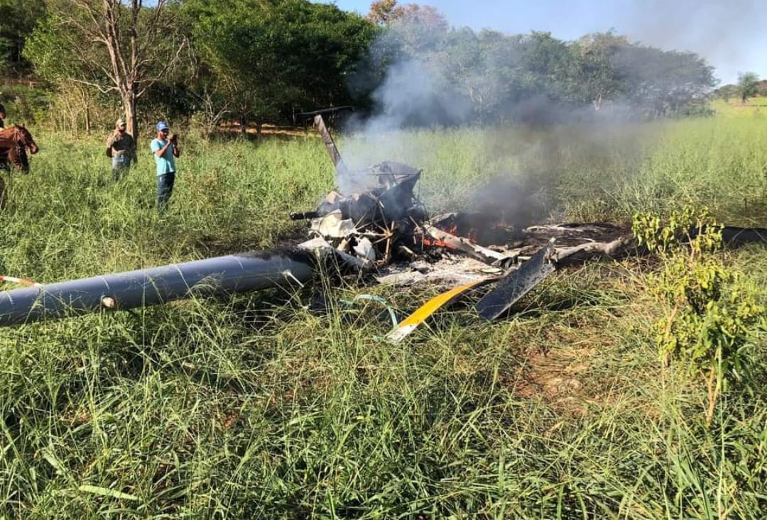 Helicóptero pega fogo após cair em área rural; uma pessoa morreu