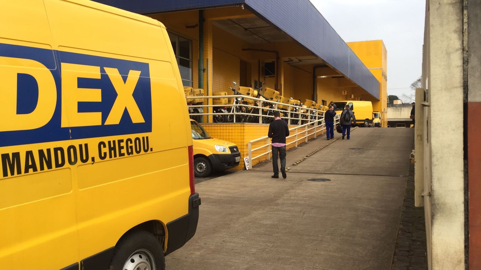 Funcionários aprovam estado de greve