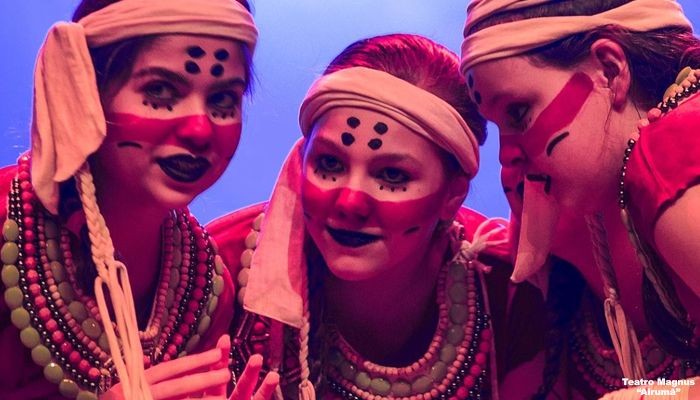 Escritora maringaense lança livro com peças teatrais musicais