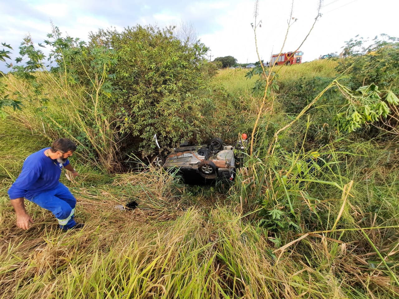 Duas pessoas ficam feridas após carro capotar na BR-376, entre Sarandi e Marialva