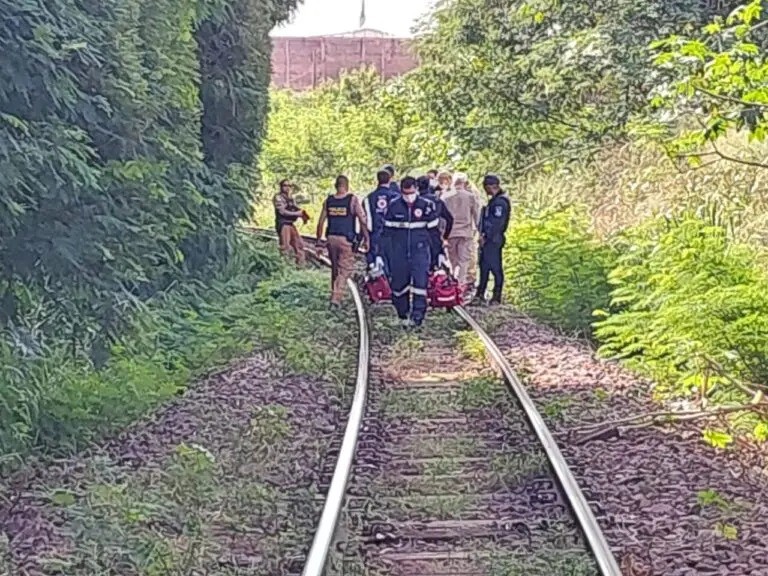 Mulher é encontrada morta na linha do trem
