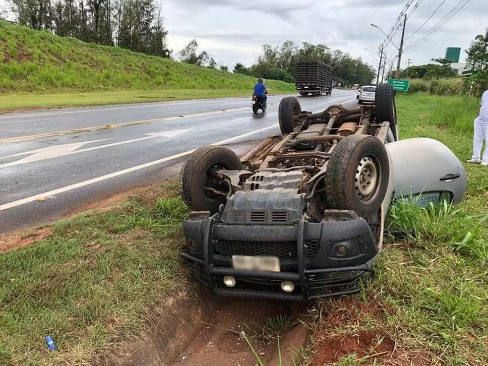 Prefeito e primeira-dama grávida ficam feridos após caminhonete capotar