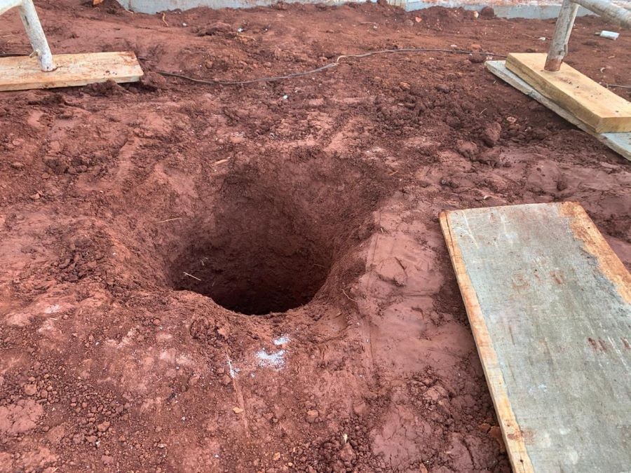 Bombeiros resgatam criança que caiu em buraco, em Maringá