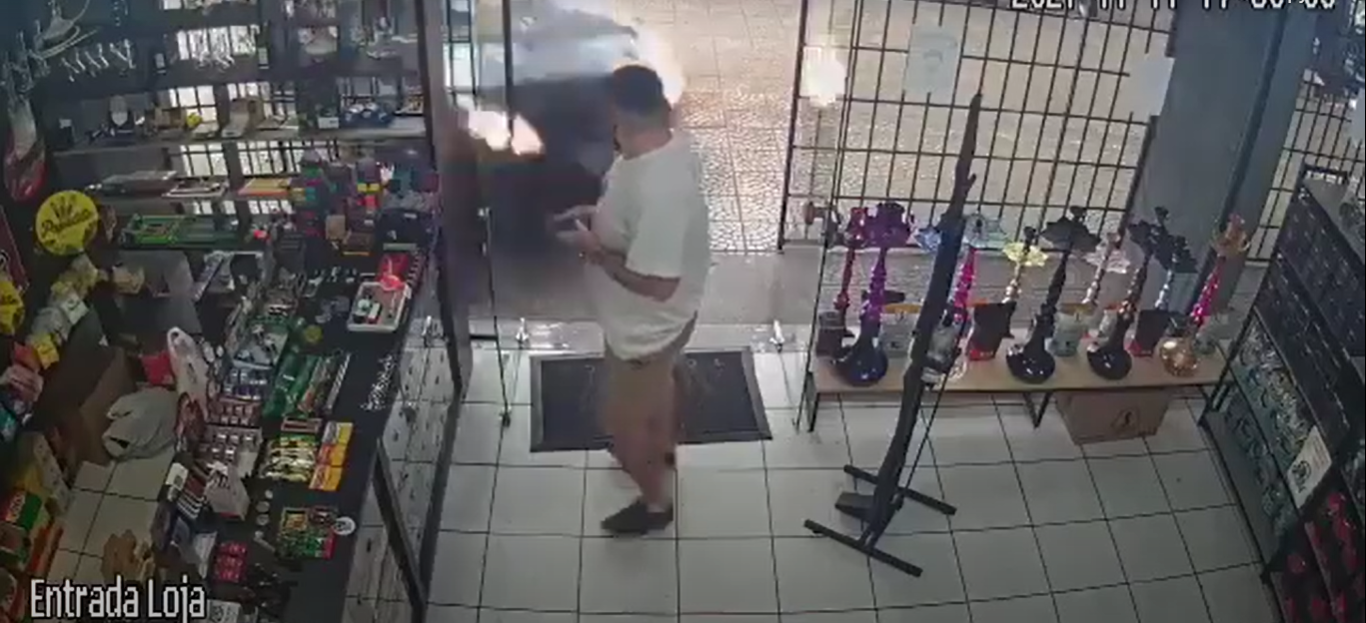 Carro invade tabacaria na Avenida Colombo, em Maringá; vídeo