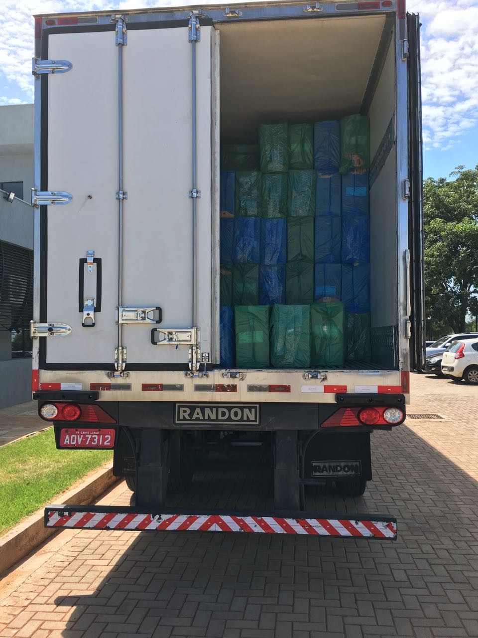 Dois homens são presos por contrabando de cigarros e documentos falsos