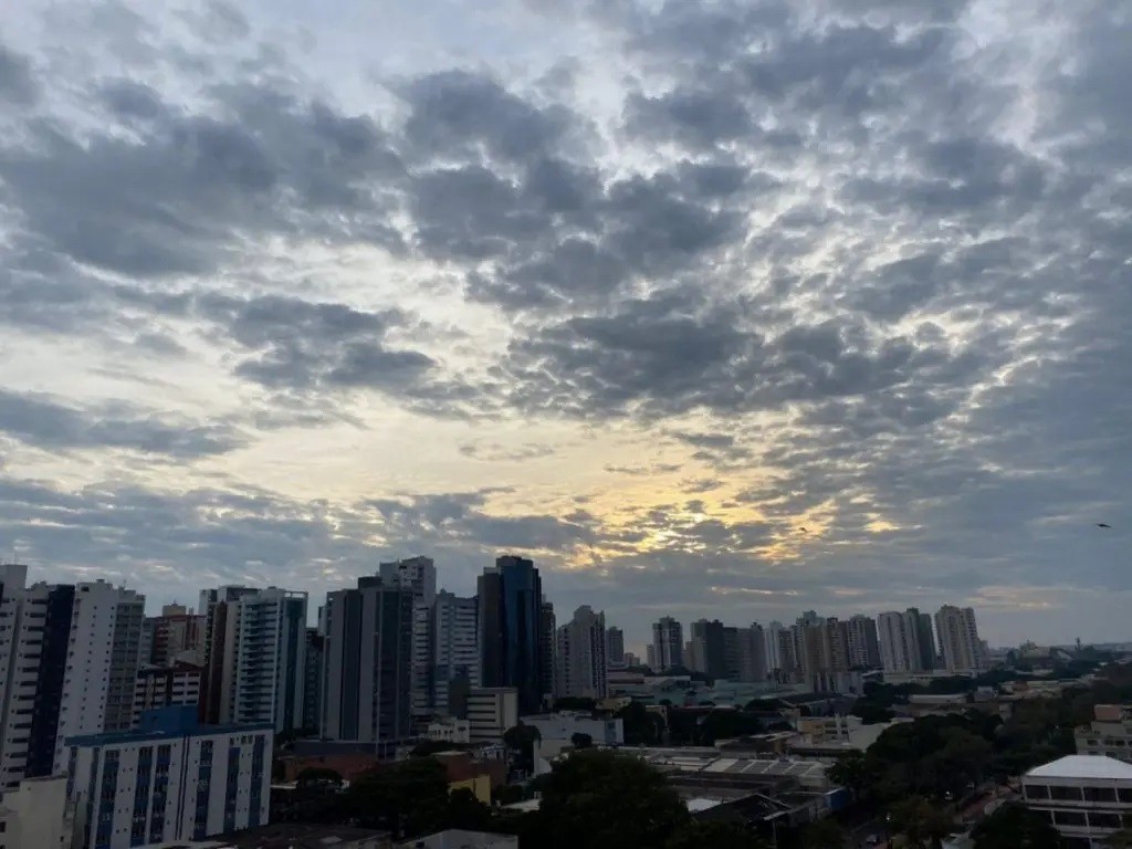 Terça-feira (18) segue com muita nebulosidade e baixa amplitude térmica em Maringá