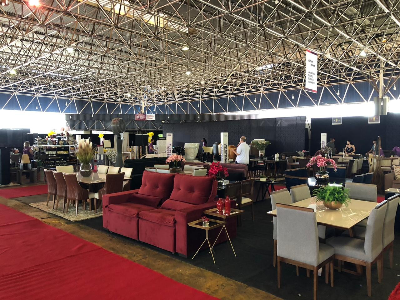 No primeiro dia de feira, já tem lojista repondo estoque