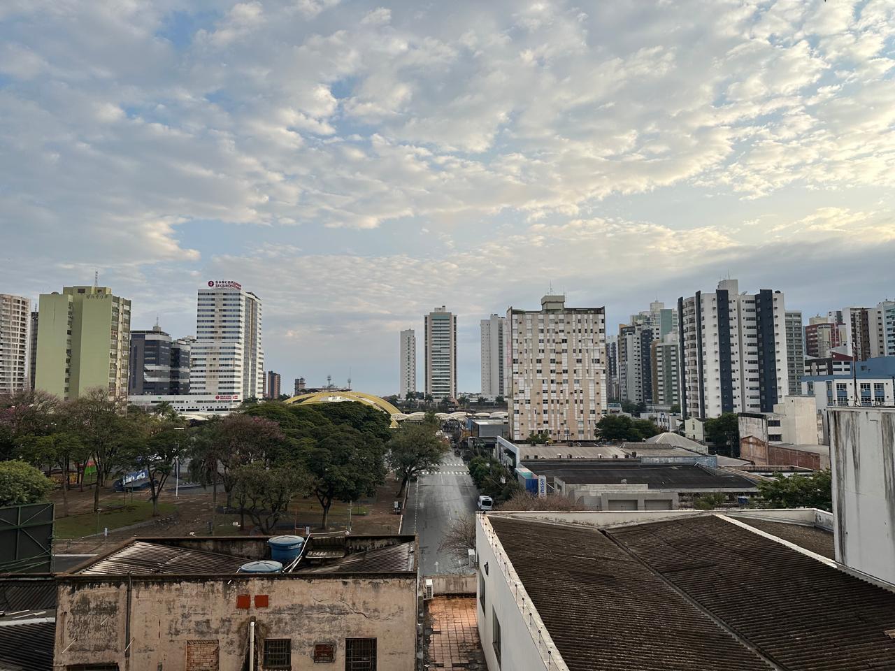 Maringá amanhece com chuva fraca nesta sexta (8); fim de semana será frio, com tempo estável