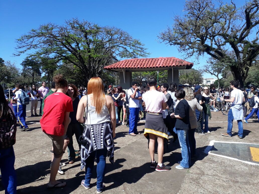 Ato contra a homofobia é realizado em frente ao Instituto Estadual de Educação