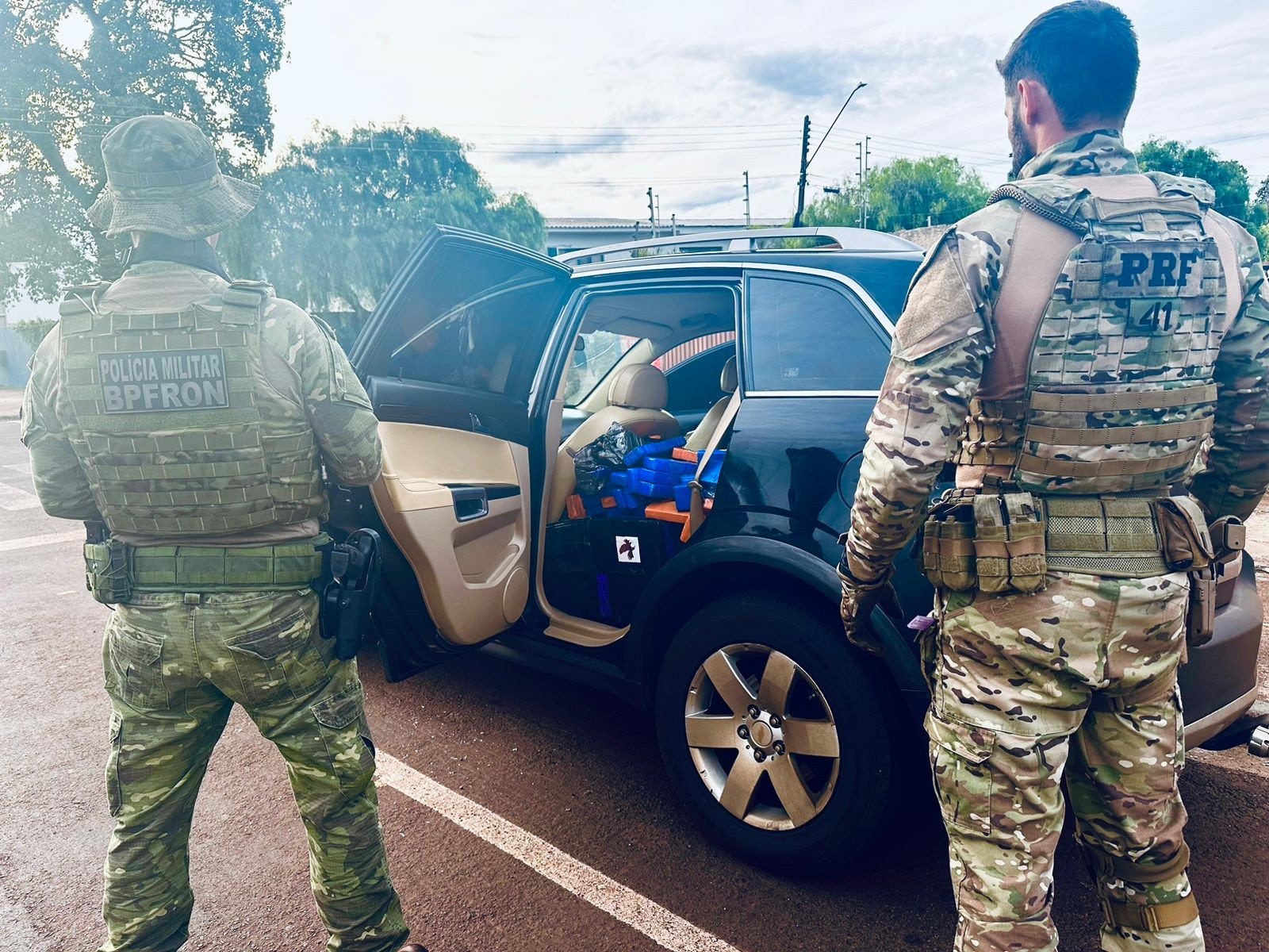 PRF e PM apreendem veículo abarrotado de maconha