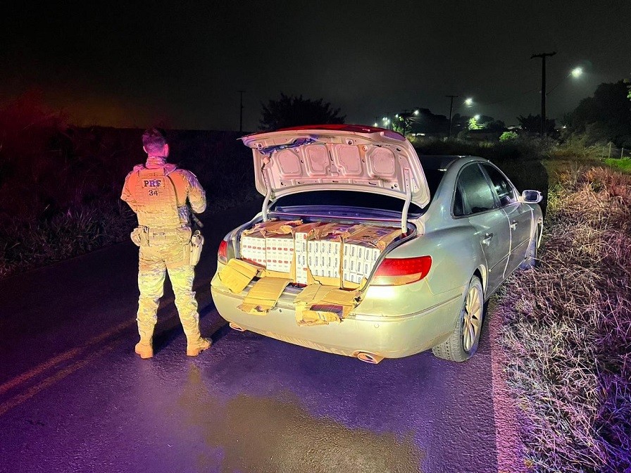 Após perseguição, PRF apreende 15 mil maços de cigarros do Paraguai