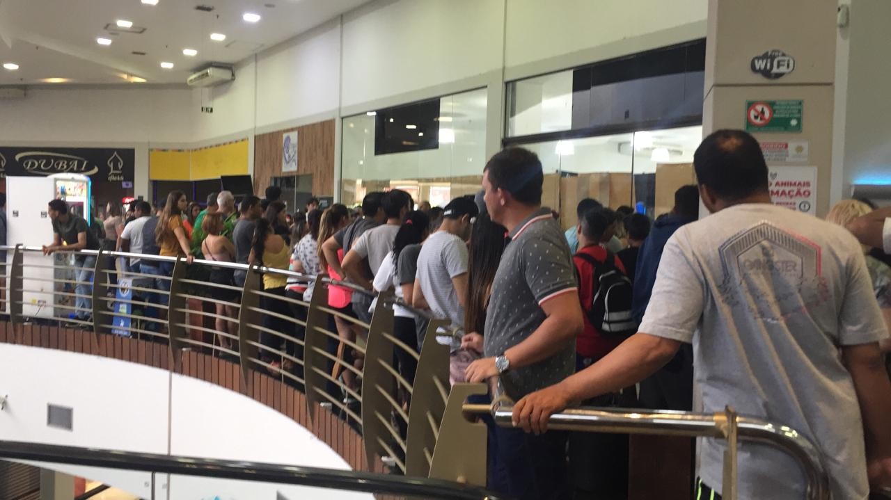 Milhares de pessoas enfrentam fila para aproveitar ofertas de um bazar beneficente