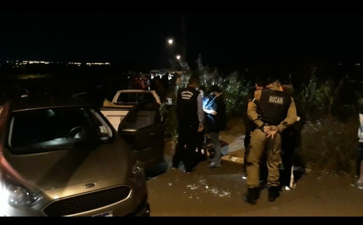 GGI flagra festa clandestina em rua e multa 57 pessoas