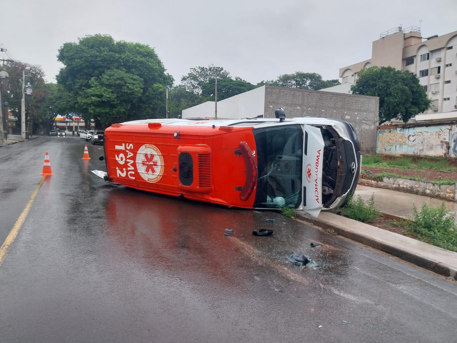 Ambulância do Samu tomba após acidente na Zona 4