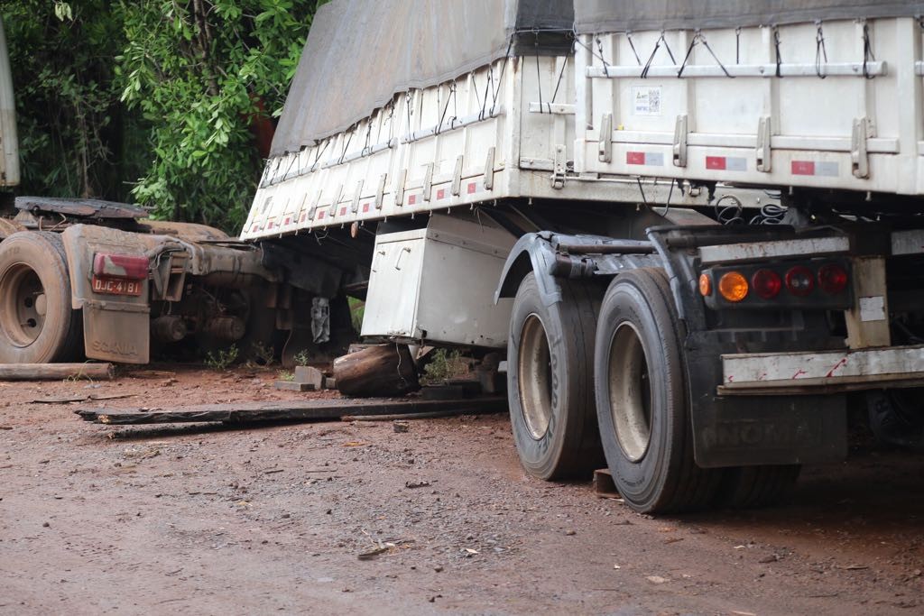 Motorista morre após carreta cair sobre ele