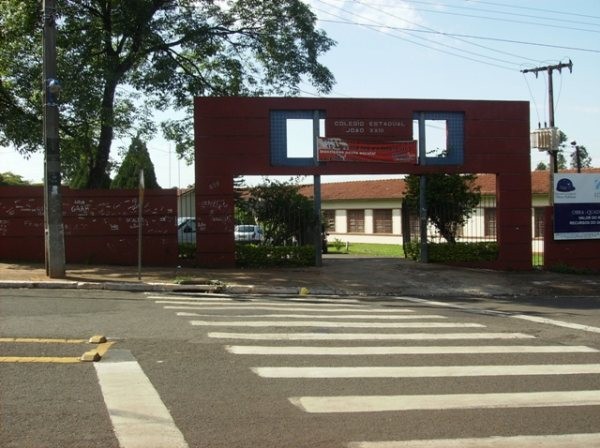 Fila para estudar no Colégio da PM de Maringá já tem 300 alunos