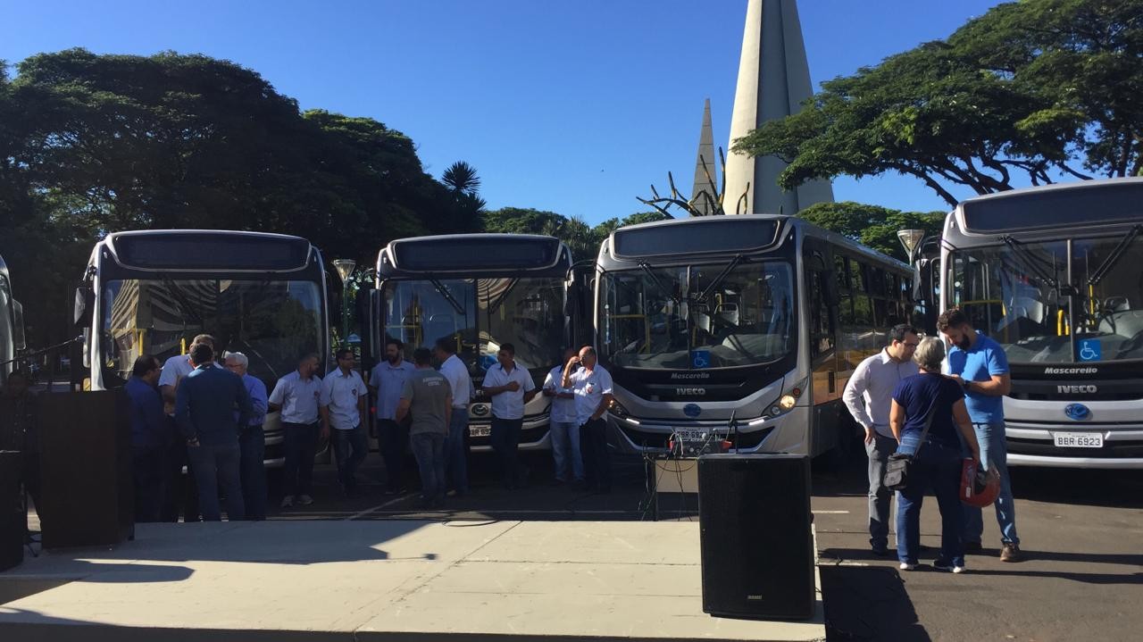 Seduc apresenta dez ônibus para educação