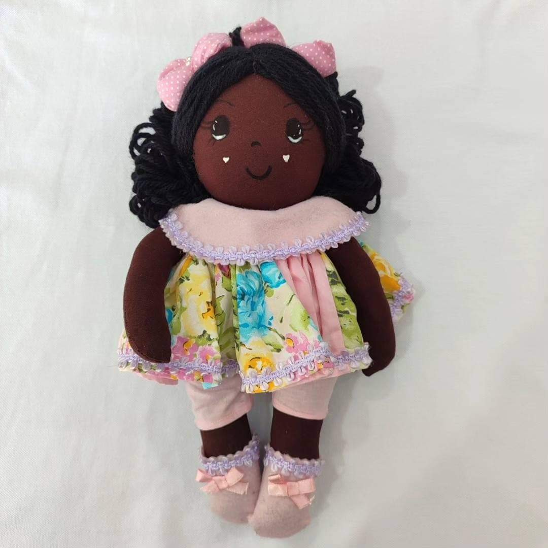 Voluntários confeccionam bonecas de pano para crianças da África