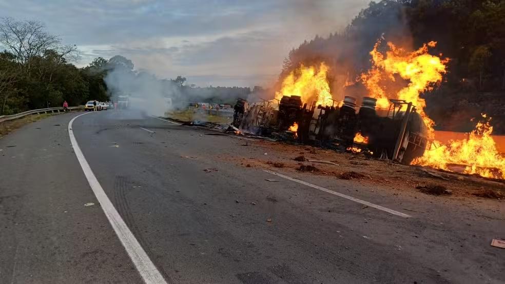 Caminhão com etanol pega fogo após acidente e motorista morre na BR-376