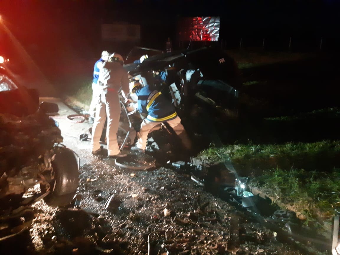 Acidente entre carros deixa seis mortos na PR-323
