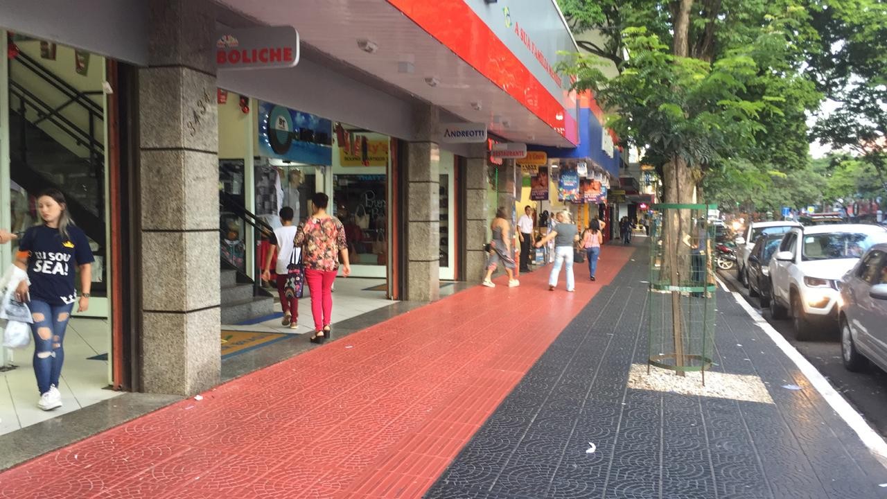 Primeiro dia de comércio aberto até a noite tem pouca movimentação