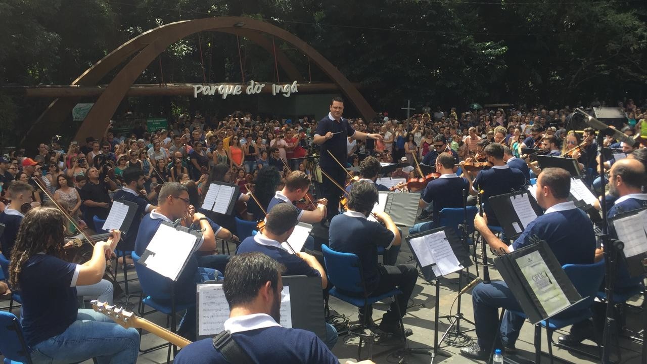 Orquestra faz concerto ao ar livre no Parque do Ingá
