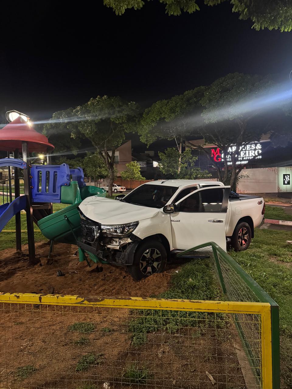 Caminhonete foge de abordagem policial e invade praça