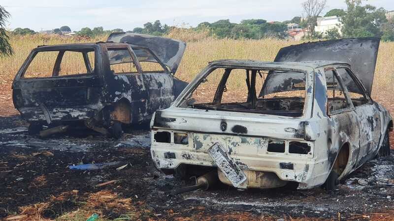 Carros são encontrados incendiados na zona rural de Maringá