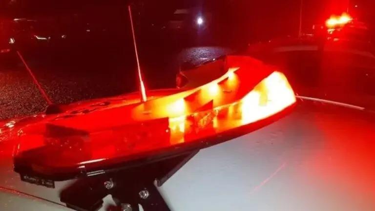 Suspeitos são detidos enquanto adulteravam veículo com alerta de furto