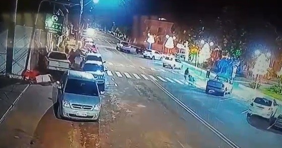 Em momento de fúria, motorista atropela clientes em pizzaria da região; vídeo