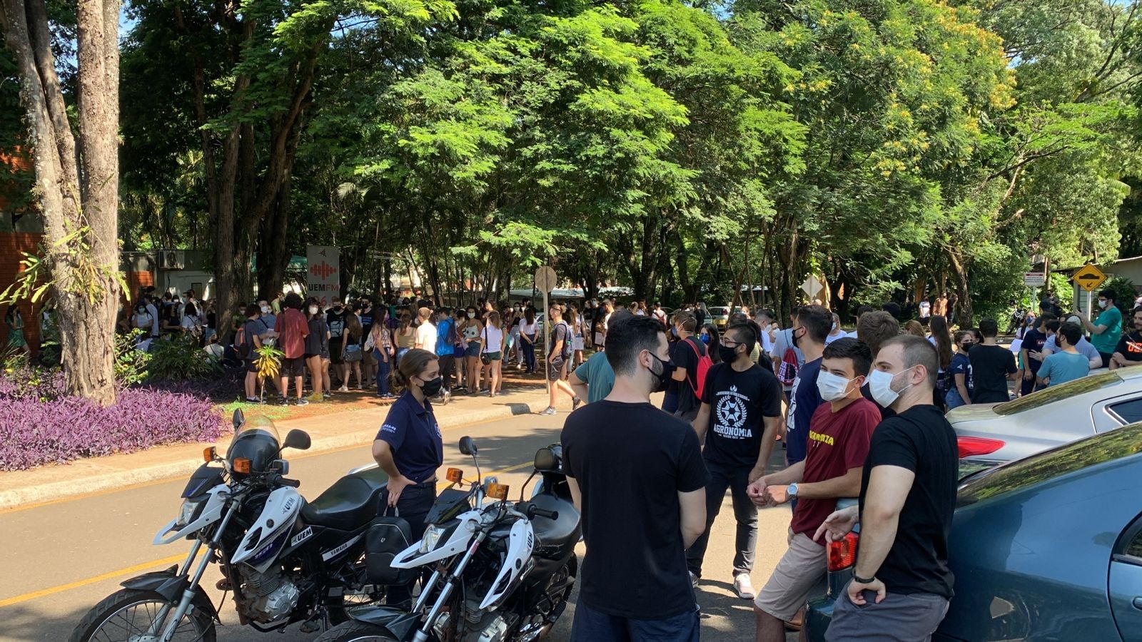 Estudantes se reúnem na UEM enquanto pedido de retorno presencial é analisado