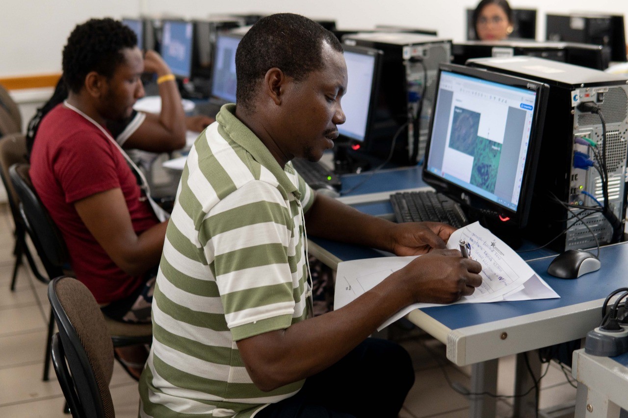 Instituição particular oferece curso de português para imigrantes e refugiados