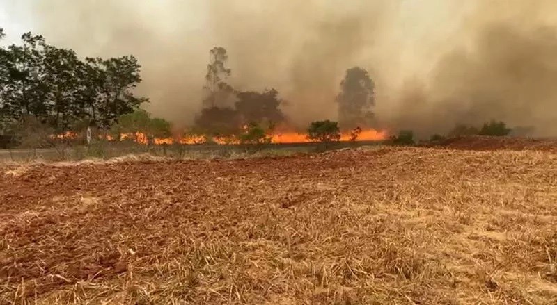 Incêndio atinge caminhão pipa e trabalhador morre carbonizado na região