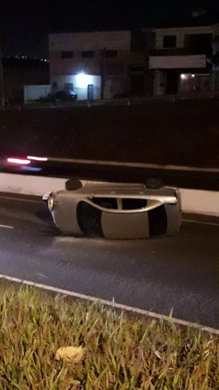 Carro tomba no Contorno Norte, em Maringá, e duas pessoas ficam feridas