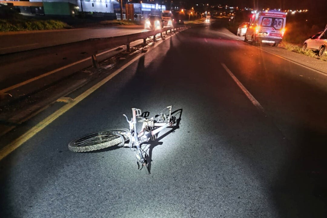 Ciclista cai em rodovia e morre atropelado por caminhão, em Ponta Grossa