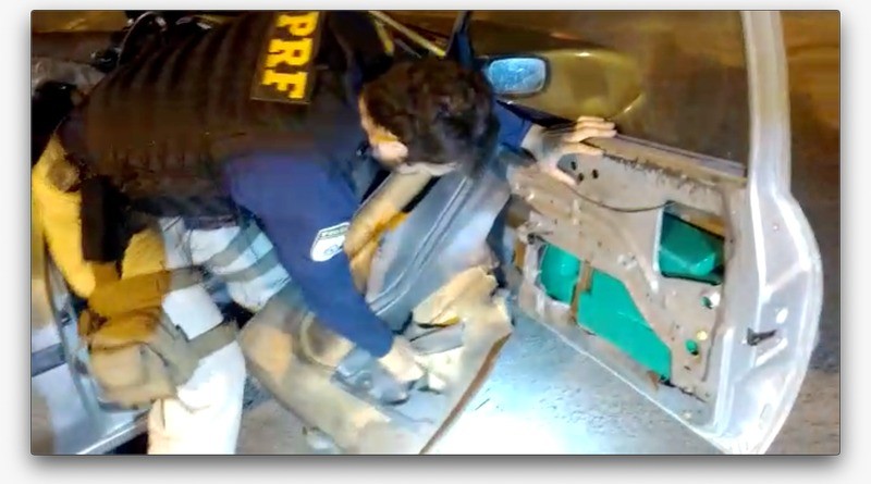 PRF apreende 25 Kg de maconha escondida em portas de veículo